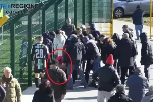 Ιταλίδα ρεφ διέκοψε αγώνα και έτρεξε να σώσει τη ζωή ενός φιλάθλου (βίντεο)