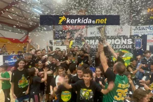H στιγμή της απονομής και τα έξαλλα πανηγύρια (φώτος/βίντεο)