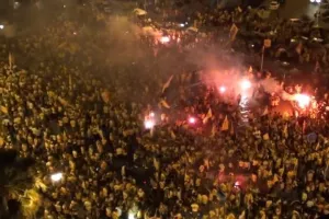 Όταν οι ΑΕΛίστες "κιτρίνισαν" τους δρόμους το 2012 (βίντεο)