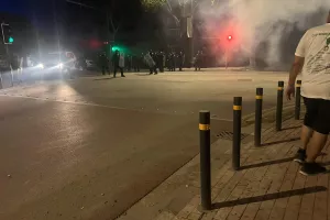 Ένταση και δακρυγόνα, σταμάτησε για λίγο η πορεία του λεωφορείου (φώτος)