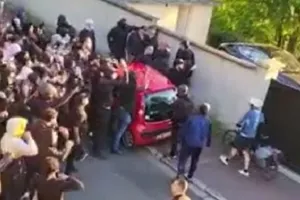 Οργισμένοι φίλοι της Παρί έξω από το σπίτι του Νεϊμάρ! 