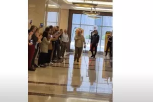 Υποδοχή με pasillo και τον ύμνο της ΑΕΚ στον Μελισσανίδη! (βίντεο)