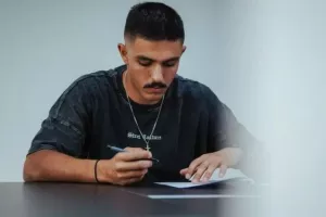 Aπόλλων/Ανακοίνωσε επαγγελματικό συμβόλαιο με τον Κωνσταντίνο Στυλιανού 