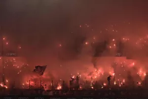 ΠΑΕ ΑΕΚ: "Απαγόρευση δια βίου για όποιον ξαναρίξει φωτοβολίδα στην OPAP Arena"