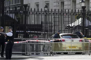 Eλεύθερος ο άνδρας που έπεσε με ΙΧ πάνω στην πύλη της Ντάουνινγκ Στριτ