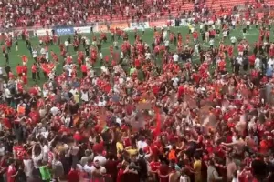 Πρωταθλήτρια η Παρτιζάνι και… ντου των οπαδών στον αγωνιστικό χώρο!