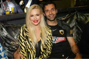 Το κιτρινόμαυρο σακάκι της Κάβουρα έκλεψε την παράσταση στο γλέντι τίτλου της ΑΕΚ