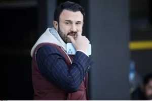Υβριστικά συνθήματα έξω από το σπίτι του Καρυπίδη!