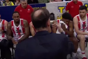 Απίθανη προτροπή Μπαρτζώκα σε τάιμ άουτ: "Θα γίνετε ήρωες αν πασάρετε την μπάλα" (βίντεο)