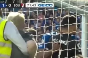 Έβερτον: Οπαδός της «μπούκαρε» στο γήπεδο και κινήθηκε απειλητικά προς τον Σολάνκε (βίντεο)