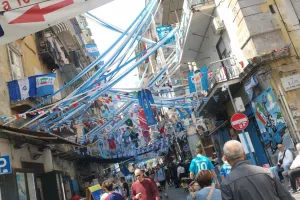 (Φώτος kerkida) Νάπολη: Χαμός στους δρόμους, συνωστισμός στην μπουτίκ!