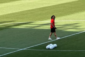 ΑΕΛ - Νέα Σαλαμίνα: "Πάτησαν" χορτάρι οι ποδοσφαιριστές (φώτος)