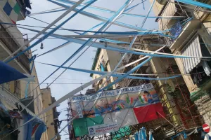 (Φώτος kerkida) Νάπολη: Χαμός στους δρόμους, συνωστισμός στην μπουτίκ!
