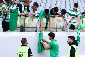 Αυτόγραφα από Καρίμ για τους νεαρούς Ομονοιάτες! (φώτος)