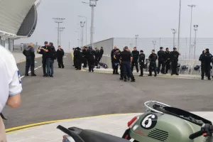 (Φώτος) Ισχυρή αστυνομική παρουσία στο γήπεδο 