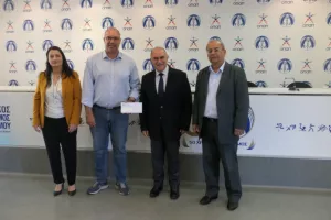 1.6 εκατομμύρια + 800 χιλιάδες στα προσφυγικά σωματεία