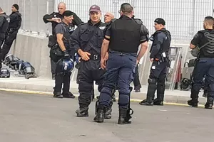 (Φώτος) Ισχυρή αστυνομική παρουσία στο γήπεδο 