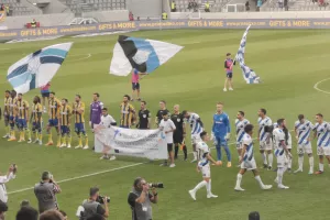 ΒΙΝΤΕΟ/Η είσοδος των ομάδων στο ντέρμπι στη Λεμεσό