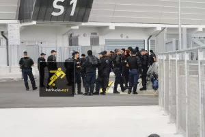 (Φώτος) Ισχυρή αστυνομική παρουσία στο γήπεδο 