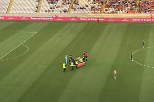 Αποχώρησε με φορείο ο Μπεν