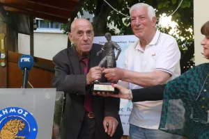 ΑΕΛ: Τίμησε Παπαδήμα 