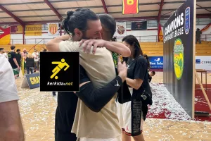 Η... αρχηγική αγκαλιά του Τρίσκο στον Τζακ!/ΦΩΤΟΣ ΚΕΡΚΙΔΑ