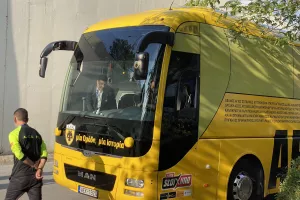 ΑΕΚ: Εικόνες από την άφιξη της αποστολής στο Πανθεσσαλικό 