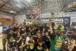 H στιγμή της απονομής και τα έξαλλα πανηγύρια (φώτος/βίντεο)