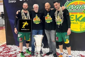 Πόζαραν με την κούπα