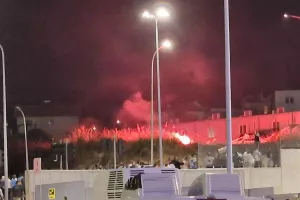 Ζημιές με σπασμένα καθίσματα εντός, φωτιές εκτός… 
