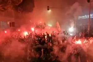 Ομόνοια/Οι πανηγυρισμοί από το ανοικτό λεωφορείο (βίντεο)
