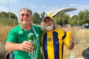 Αγκαλιασμένοι Μάριος και Χριστάκης!