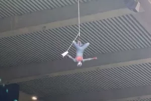 Παρί ΣΖ -Αζαξιό: Εισβολή... Spiderman! (ΒΙΝΤΕΟ)
