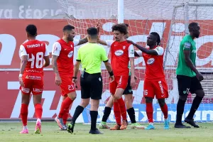 Nέα Σαλαμίνα - Ολυμπιακός: Πέντε γκολ και "ερυθρόλευκο" τρίποντο! (φώτος)