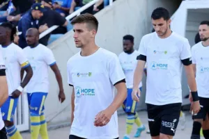 ΑΠΟΕΛ - ΑΕΚ: Της "σκότωσε" τις ελπίδες και έμεινε ζωντανό! (φώτος)