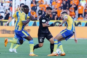 ΑΠΟΕΛ - ΑΕΚ: Της "σκότωσε" τις ελπίδες και έμεινε ζωντανό! (φώτος)