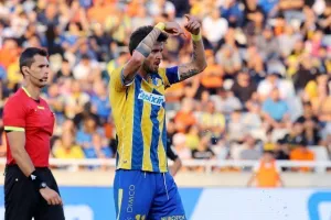 ΑΠΟΕΛ - ΑΕΚ: Της "σκότωσε" τις ελπίδες και έμεινε ζωντανό! (φώτος)