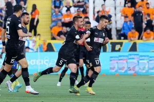 ΑΠΟΕΛ - ΑΕΚ: Της "σκότωσε" τις ελπίδες και έμεινε ζωντανό! (φώτος)