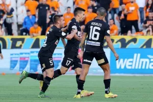 ΑΠΟΕΛ - ΑΕΚ: Της "σκότωσε" τις ελπίδες και έμεινε ζωντανό! (φώτος)