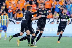 ΑΠΟΕΛ - ΑΕΚ: Της "σκότωσε" τις ελπίδες και έμεινε ζωντανό! (φώτος)