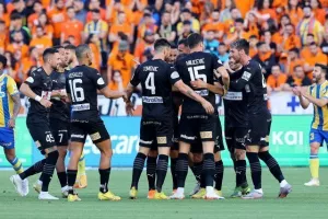 ΑΠΟΕΛ - ΑΕΚ: Της "σκότωσε" τις ελπίδες και έμεινε ζωντανό! (φώτος)