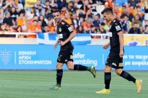 ΑΠΟΕΛ - ΑΕΚ: Της "σκότωσε" τις ελπίδες και έμεινε ζωντανό! (φώτος)
