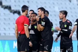 ΑΠΟΕΛ - ΑΕΚ: Της "σκότωσε" τις ελπίδες και έμεινε ζωντανό! (φώτος)