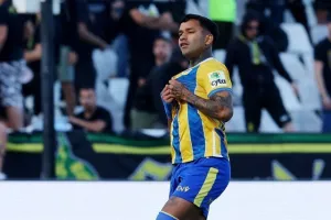 ΑΠΟΕΛ - ΑΕΚ: Της "σκότωσε" τις ελπίδες και έμεινε ζωντανό! (φώτος)