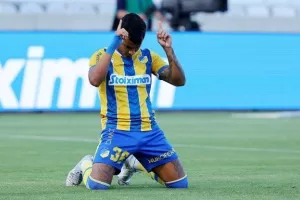 ΑΠΟΕΛ - ΑΕΚ: Της "σκότωσε" τις ελπίδες και έμεινε ζωντανό! (φώτος)