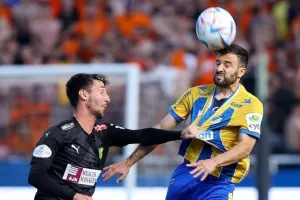 ΑΠΟΕΛ - ΑΕΚ: Της "σκότωσε" τις ελπίδες και έμεινε ζωντανό! (φώτος)