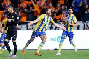 ΑΠΟΕΛ - ΑΕΚ: Της "σκότωσε" τις ελπίδες και έμεινε ζωντανό! (φώτος)