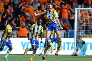 ΑΠΟΕΛ - ΑΕΚ: Της "σκότωσε" τις ελπίδες και έμεινε ζωντανό! (φώτος)