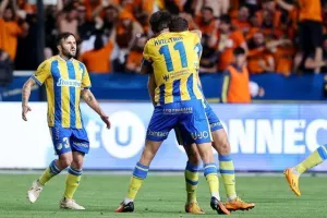 ΑΠΟΕΛ - ΑΕΚ: Της "σκότωσε" τις ελπίδες και έμεινε ζωντανό! (φώτος)