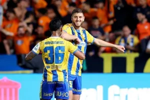 ΑΠΟΕΛ - ΑΕΚ: Της "σκότωσε" τις ελπίδες και έμεινε ζωντανό! (φώτος)